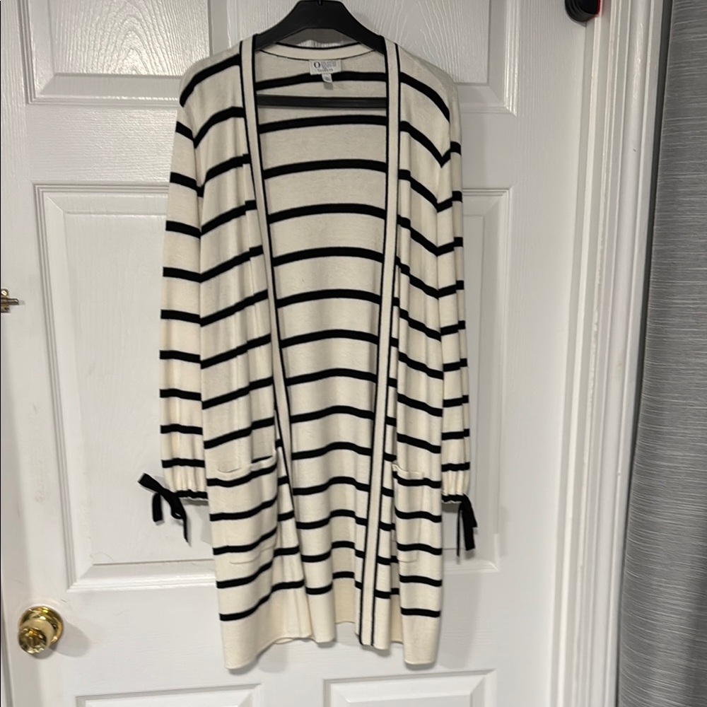 Chic Talbots Like New Black and White Striped Women's Sweater